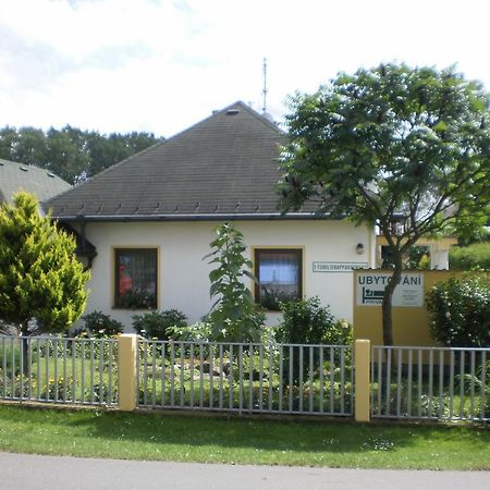 Privat Buk 100 Apartment Jindrichuv Hradec Bagian luar foto