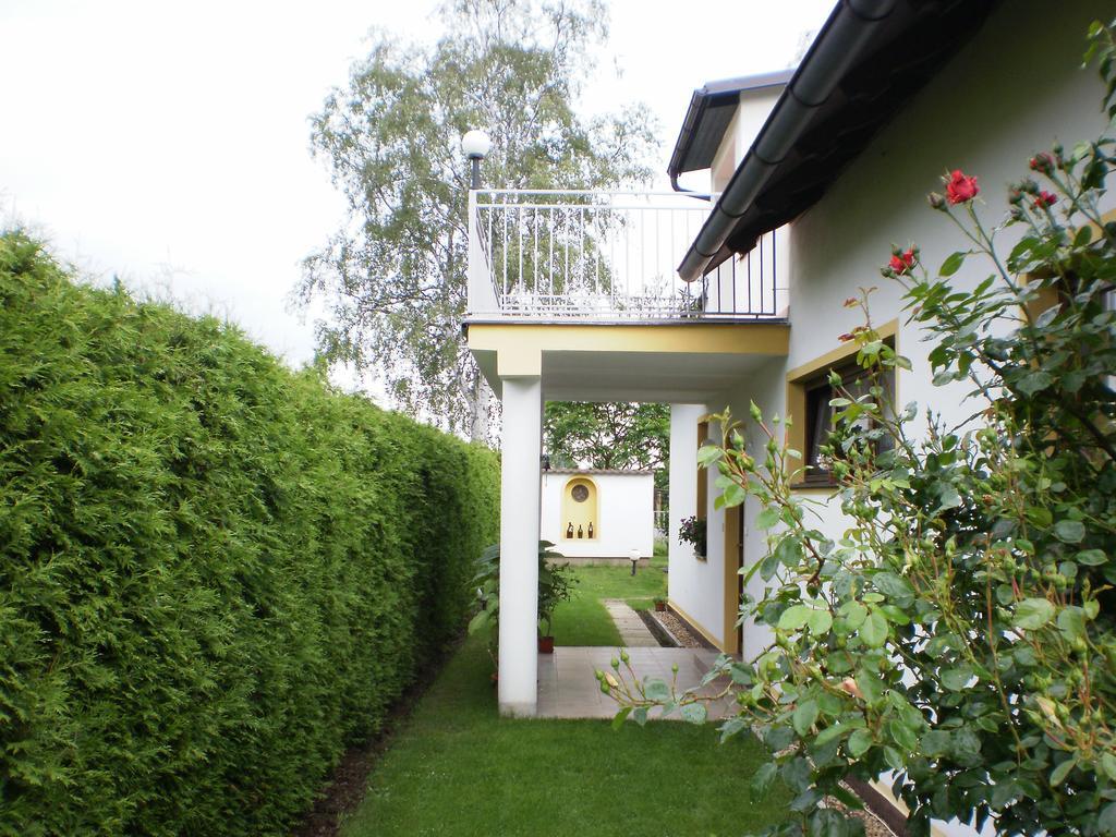 Privat Buk 100 Apartment Jindrichuv Hradec Bagian luar foto