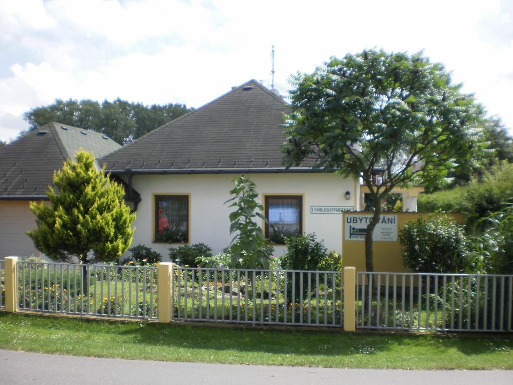 Privat Buk 100 Apartment Jindrichuv Hradec Bagian luar foto
