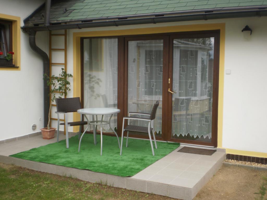 Privat Buk 100 Apartment Jindrichuv Hradec Bagian luar foto