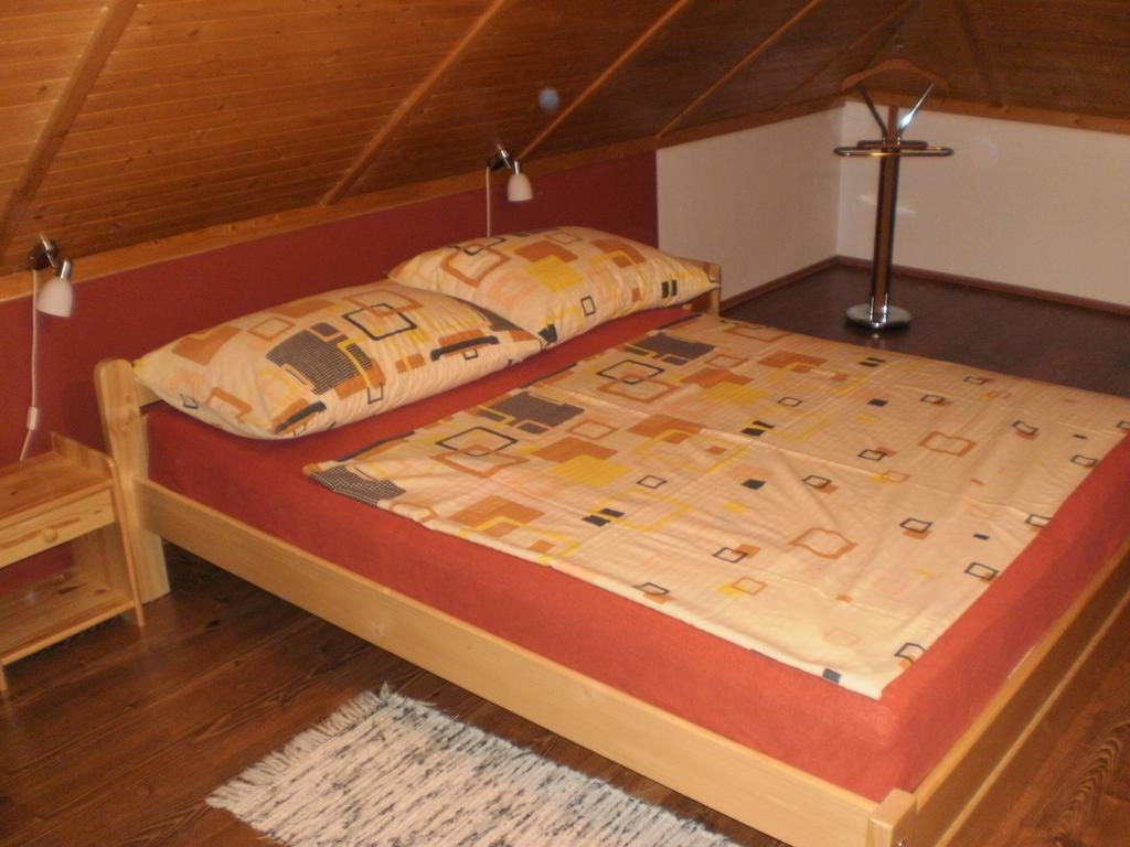 Privat Buk 100 Apartment Jindrichuv Hradec Bagian luar foto