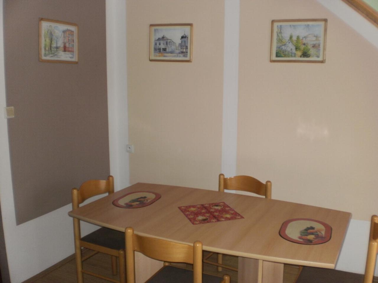 Privat Buk 100 Apartment Jindrichuv Hradec Bagian luar foto
