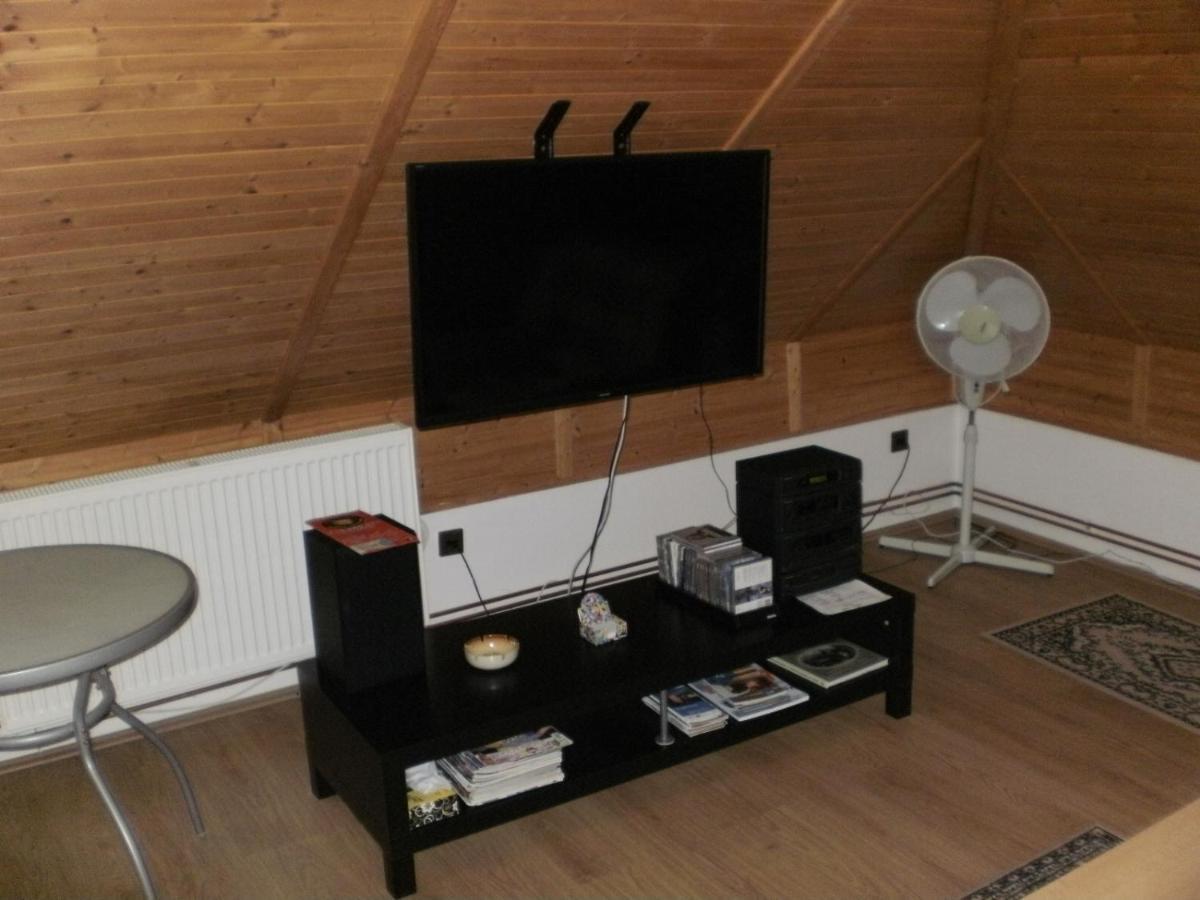 Privat Buk 100 Apartment Jindrichuv Hradec Bagian luar foto